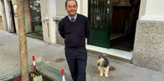 El portero de Chamberí que planta flores en los alcorques mientras el Ayuntamiento se las quita: "Me dicen que es ilegal"