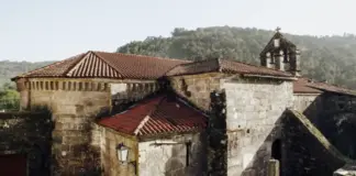 La aldea de Galicia declarada Conjunto Histórico-Artístico: pazos, puentes medievales...