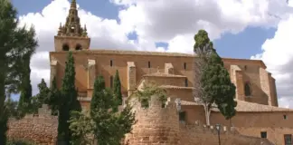 Este es uno de los pueblos más bonitos de Cuenca, conocido por sus cultivos de champiñones