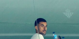 Dani Ceballos, espectador de lujo en el partido entre Betis y Celta