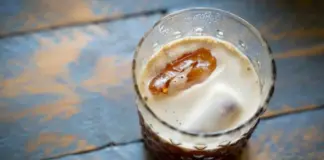 Ni cacao ni canela: el truco de los coreanos para que el café con hielo tenga un sabor diez veces mejor
