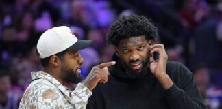 La NBA suspende tres partidos a Joel Embiid por su empujón a un periodista