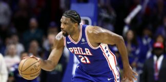 La NBA suspende a Joel Embiid durante tres partidos por empujar a un periodista que le criticó en una columna de opinión
