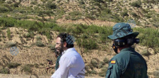 La Guardia Civil instruyó a Aldama en el uso de fusiles de asalto en su campo de élite un año antes de condecorarle por sus "tributos a España"
