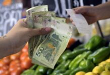 En Argentina es posible ser millonario y pobre a la vez. Aquí la razón