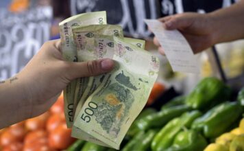 En Argentina es posible ser millonario y pobre a la vez. Aquí la razón