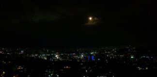 Caracas sale a las calles para ver la última superluna de 2024