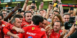 Así fue el último día de Carlos Sainz como piloto de Ferrari: el extintor, los elogios de Leclerc y un disfraz picante