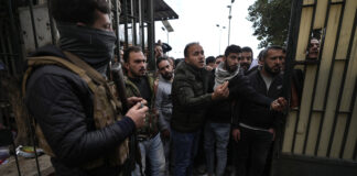 Los soldados sirios renuncian a El Asad, en imágenes