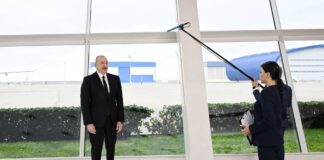 El presidente de Azerbaiyán acusa a Rusia de encubrir las causas del derribo del avión estrellado en Kazajistán