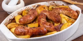 Jugosas salchichas al vino con patatas: receta barata y perfecta para los días fríos