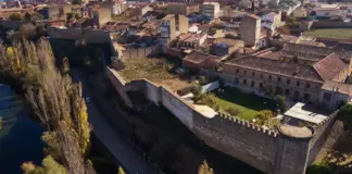 El pueblo ideal para una escapada a dos horas de Madrid que celebra las campanadas con torreznos