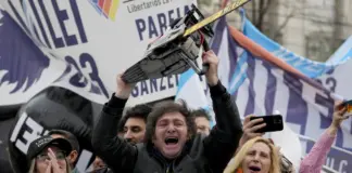 Un año de motosierra en Argentina: Milei logra frenar la inflación y el déficit, pero la tasa de pobreza sigue descontrolada