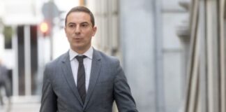 Lobato dice que el mail sobre la pareja de Ayuso que enseñó en la Asamblea fue el de los medios