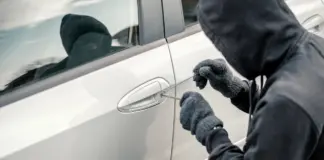 Lo que nunca deberías hacer si te encuentras un billete de 50 euros en el parabrisas del coche