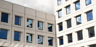 ¿Puede una comunidad de vecinos prohibir la entrada a personas ajenas al edificio?