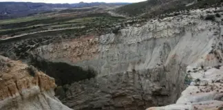 El pequeño pueblo de Teruel que esconde un pozo sin fondo único en España