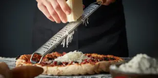 El truco para rallar queso sin morir en el intento y que no se quede pegado