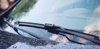 El motivo por el que conviene dar golpes en el capó del coche antes de arrancar durante la Navidad y los meses fríos