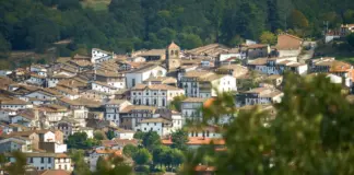 El pintoresco pueblo de Salamanca entre montañas: rutas de senderismo y cascadas