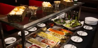 El buffet libre que arrasa en Toledo: marisco, carnes y hasta un cortador de jamón