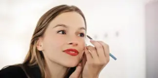 El eficaz truco de una maquilladora para disimular los párpados caídos con un 'eyeliner'