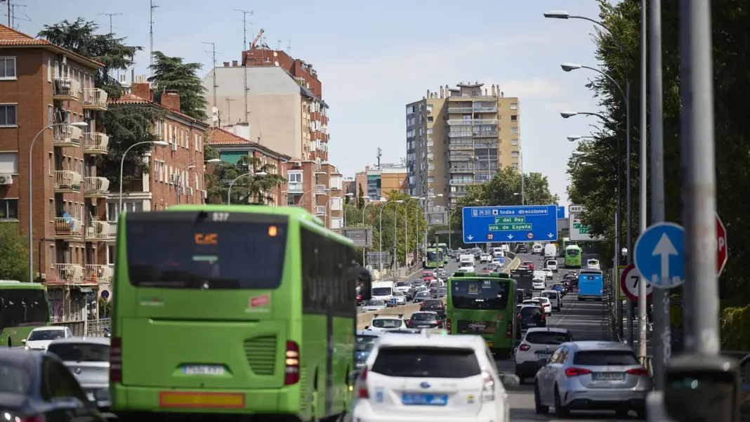El Gobierno abrirá gratis la R-5 a los buses durante las obras de la A-5 y reforzará Cercanías