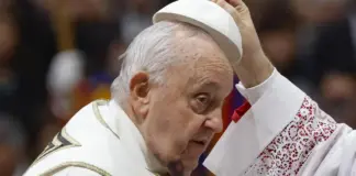 El papa Francisco aparece con un hematoma en el rostro tras golpearse con una mesilla
