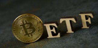 ETFs de Bitcoin Suman $676 Millones en un Día, Mientras se Acercan a Las Tenencias de Satoshi