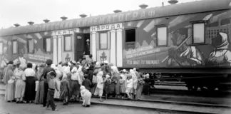 Trenes y barcos "de agitación" para el cine de propaganda soviético