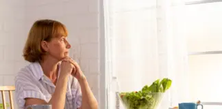 Lo que una neuróloga recomienda no comer a las mujeres para evitarla pérdida de memoria