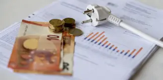 La factura eléctrica podría subir 118 euros en 2025, según advierte la OCU