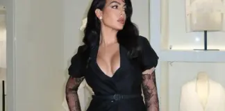 Georgina se adelanta a Nochevieja con el vestido de encaje y transparencias más sexy en una gala en Dubái