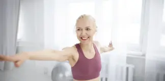 Cinco ejercicios 'antiedad' que deberías hacer en casa todos los días si tienes más de 50 años