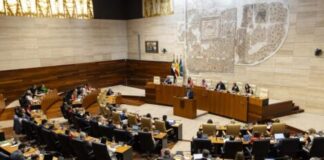 Gallardo y Esther Gutiérrez entregan los avales de cara a las primarias del PSOE de Extremadura