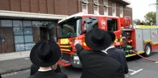 La policía busca a tres personas como sospechosas de causar el incendio de una sinagoga de Australia