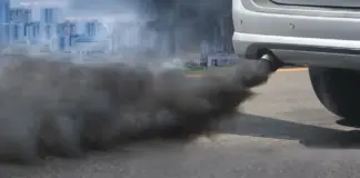 El truco de un mecánico para quitar la carbonilla del tubo de escape