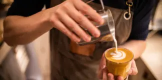 Lo que un neurólogo recomienda añadir al café para cuidar el cerebro y la memoria
