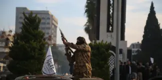 Albares anuncia la salida de una veintena de españoles de Siria y señala que están "operativos" para el resto
