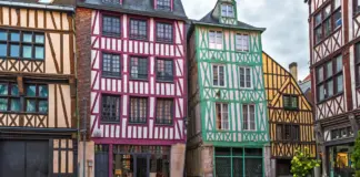 La monumental ciudad de Francia con casas medievales y rodeada por un valle de colores