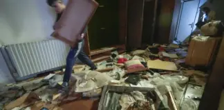 Los rebeldes sirios asaltan el palacio presidencial de Al Asad en Damasco y saquean sus pertenencias