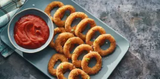 Aros de cebolla con salsa BBQ vegana: una receta barata, fácil y con mucho sabor