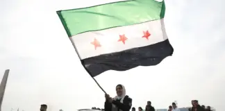 Nueva bandera de Siria: qué significan los nuevos colores y las estrellas