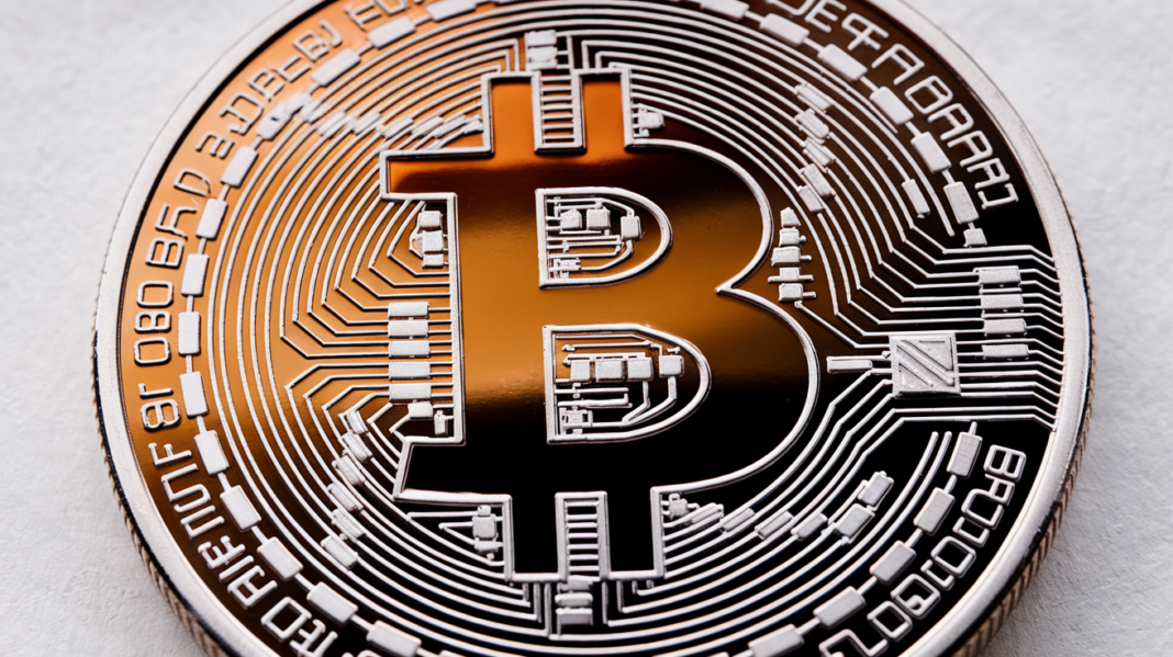 ETFs de Bitcoin Registran Salidas Récord de $672 Millones