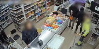 Dos detenidos por atracar una tienda a punta de pistola en Huesca: arrancan la caja para hacerse con 2.100 euros