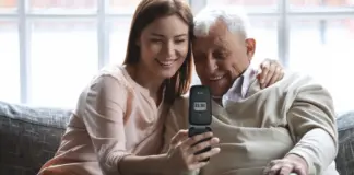 Olvídate del "ayúdame, no sé qué he tocado", regalando el móvil para mayores que se controla a distancia con una 'app'