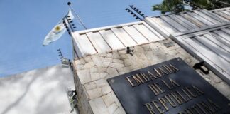 Oposición venezolana denuncia que dejan sin luz en el asedio a la embajada de Argentina en Caracas
