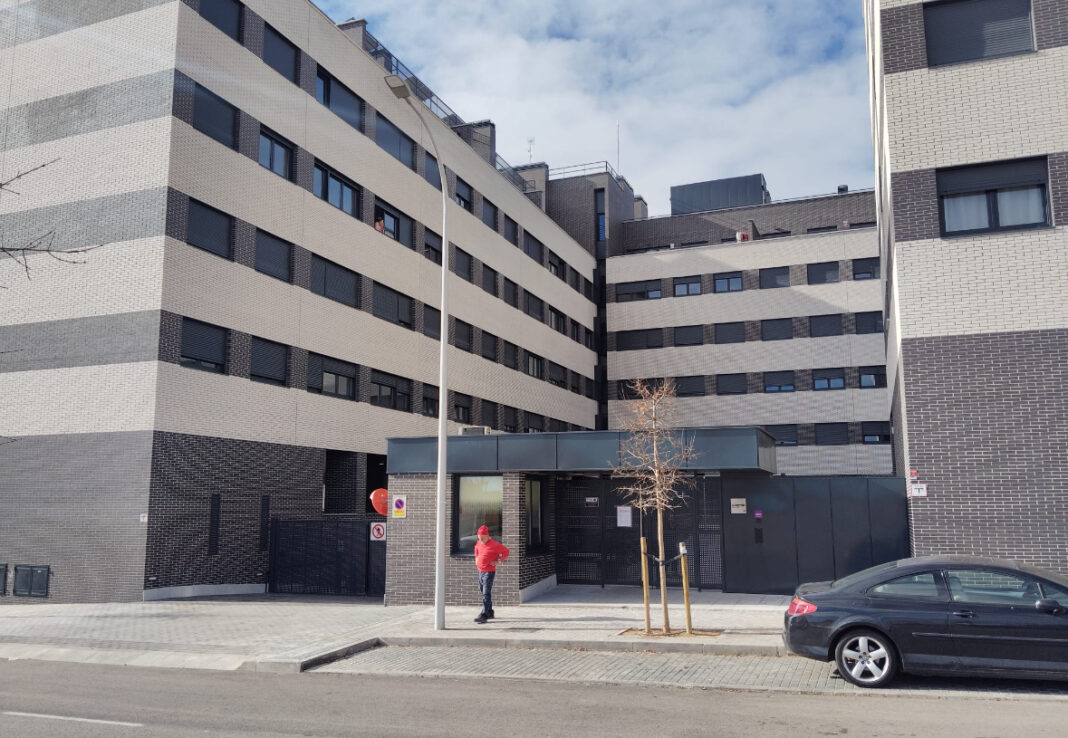 Macrookupación de una urbanización de lujo en Carabanchel: 28 pisos sin estrenar usurpados tras ser 'vendidos' por un clan a familias peruanas