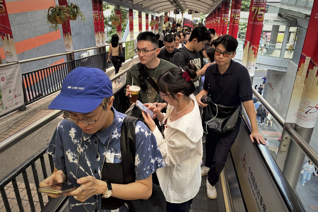 El ataque autoritario del 'dragón' chino al 'tigre' financiero de Asia visto desde las escaleras mecánicas más largas del mundo: "El Hong Kong libre que conocíamos ya no existe"