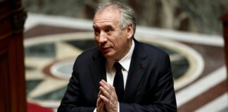 El Partido Socialista francés rompe la unidad de la izquierda al no votar la moción de censura contra Bayrou